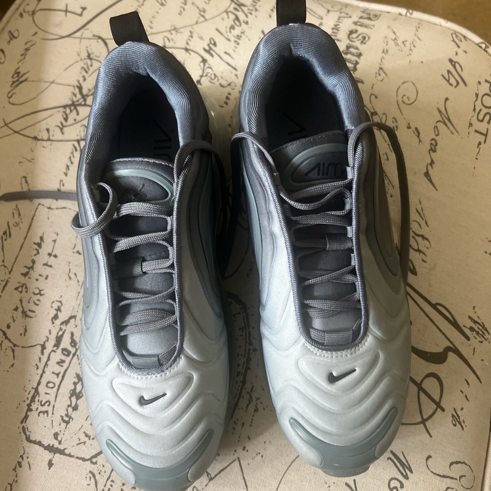 worn once and practically brand new!! so comfortable and cute.